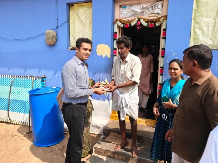 AP సత్యసాయి జిల్లా బత్తలపల్లిలో లబ్ధిదారులకు స్వయంగా పింఛన్లు అందజేసిన జిల్లా కలెక్టర్ ఎ.శ్యామ్ ప్రసాద్